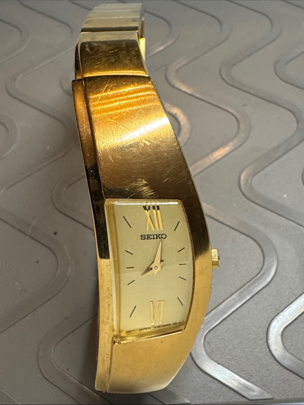 RARE Vintage Seiko Gold-tone Half Moon Women’s Watch - Picture 5 of 5